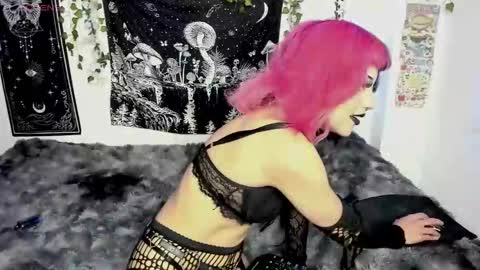 Snapshot of dolly_bones chatting on 10.15.25 dolly_bones online show from 10.15.25