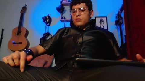 Snapshot of dom2travelers_sm chatting on 09.21.25 Diego Castell online show from 09.21.25