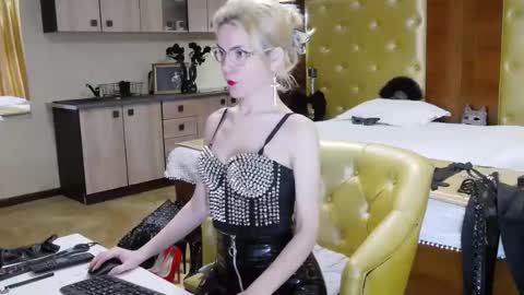 domcaprisse online show from 02.11.25