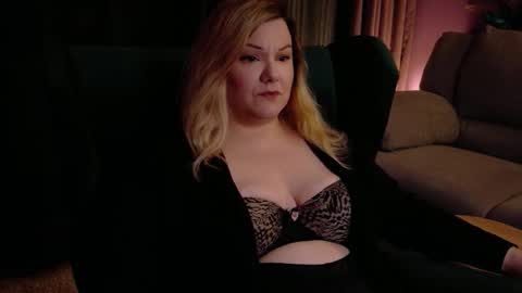 Snapshot of dominasadique chatting on 02.12.26 SADE online show from 02.12.26