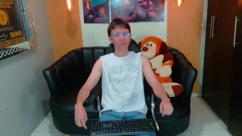 Snapshot of dominic_carminex chatting on 10.22.25 dominic_carminex online show from 10.22.25