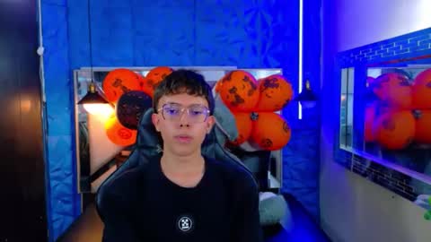 Snapshot of dominic_carminex chatting on 10.23.25 dominic_carminex online show from 10.23.25