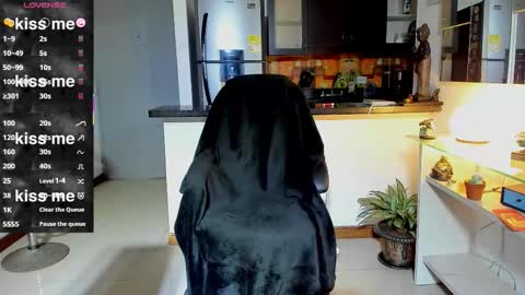 Snapshot of dominic_joness chatting on 09.25.25 SANTI independent model online show from 09.25.25