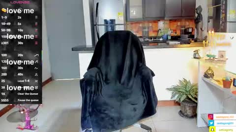 Snapshot of dominic_joness chatting on 10.11.25 SANTI independent model online show from 10.11.25