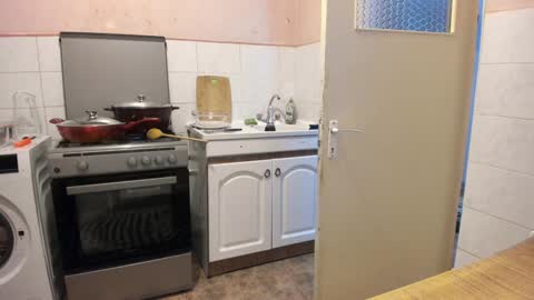 Snapshot of doriancretu95 chatting on 12.14.24 menu below online show from 12.14.24