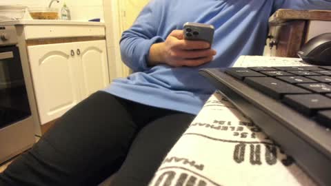 Snapshot of doriancretu95 chatting on 12.25.24 menu below online show from 12.25.24