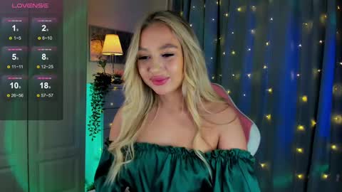 Snapshot of dreamaise chatting on 03.12.25 Mary pvt open use pink and blue app lovense online show from 03.12.25