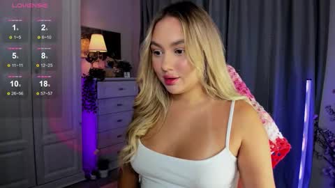 Snapshot of dreamaise chatting on 11.08.25 Mary pvt open use pink and blue app lovense online show from 11.08.25