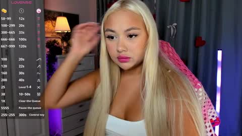 Snapshot of dreamaise chatting on 04.04.26 Mary pvt open use pink and blue app lovense online show from 04.04.26