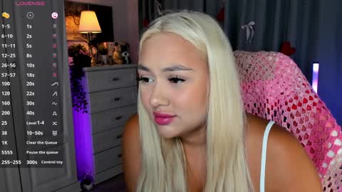 Snapshot of dreamaise chatting on 04.05.26 Mary pvt open use pink and blue app lovense online show from 04.05.26