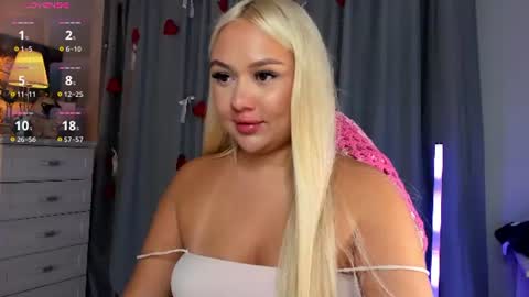 Snapshot of dreamaise chatting on 08.07.26 Mary pvt open use pink and blue app lovense online show from 08.07.26
