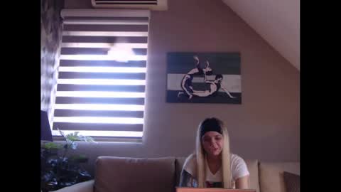 Snapshot of dreamcatcherfantasy chatting on 02.19.25 A girl online show from 02.19.25