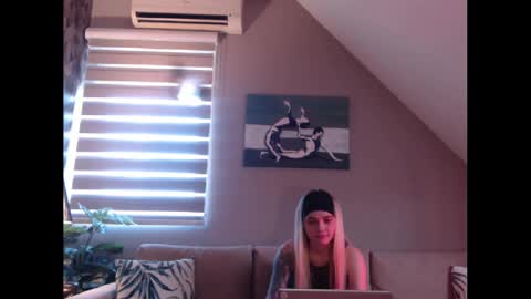 Snapshot of dreamcatcherfantasy chatting on 02.21.25 A girl online show from 02.21.25
