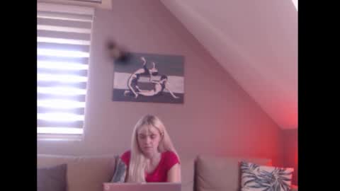 Snapshot of dreamcatcherfantasy chatting on 09.12.25 A girl online show from 09.12.25