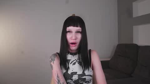 Snapshot of drown_in_my_eyes chatting on 11.27.25 Luna online show from 11.27.25