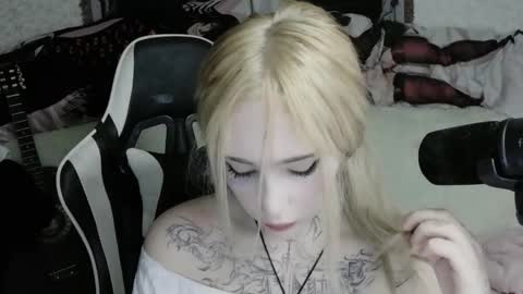 Snapshot of dust1rl chatting on 11.29.25 Hentai Lord online show from 11.29.25