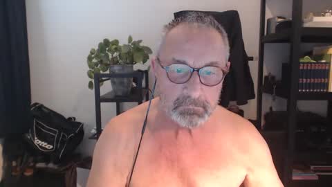 Snapshot of dutchpear chatting on 01.26.25 DutchPear online show from 01.26.25