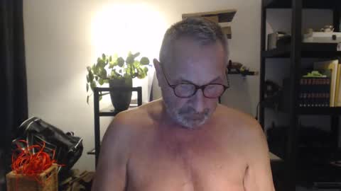 Snapshot of dutchpear chatting on 02.22.25 DutchPear online show from 02.22.25