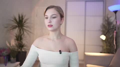 Snapshot of e_m_m_i_e chatting on 02.21.25 Emily online show from 02.21.25