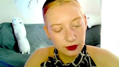Snapshot of earn_my_lily chatting on 04.17.26 Lily online show from 04.17.26