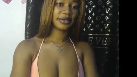 Snapshot of ebony373684 chatting on 10.21.25 queen online show from 10.21.25