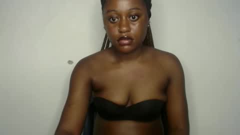 Snapshot of ebony_fatass chatting on 09.09.25 Ella online show from 09.09.25