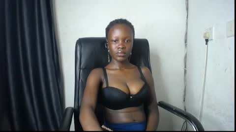 Snapshot of ebony_petitegirl chatting on 06.27.26 Lilly online show from 06.27.26