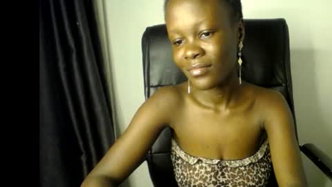 Snapshot of ebony_petitegirl chatting on 07.30.26 Lilly online show from 07.30.26