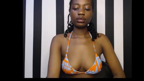 Snapshot of ebony_petitequeen chatting on 09.19.25 Ella online show from 09.19.25