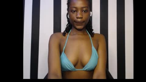 Snapshot of ebony_petitequeen chatting on 09.21.25 Ella online show from 09.21.25