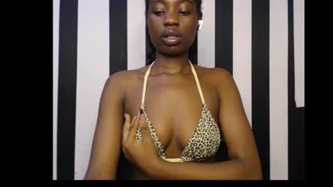 Snapshot of ebony_petitequeen chatting on 09.21.25 Ella online show from 09.21.25