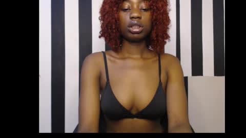 Snapshot of ebony_petitequeen chatting on 09.29.25 Ella online show from 09.29.25
