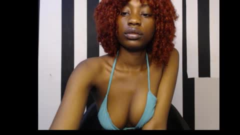 Snapshot of ebony_petitequeen chatting on 09.30.25 Ella online show from 09.30.25