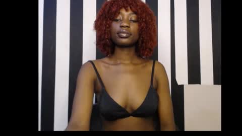 Snapshot of ebony_petitequeen chatting on 10.01.25 Ella online show from 10.01.25