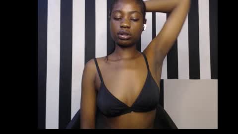 Snapshot of ebony_petitequeen chatting on 10.06.25 Ella online show from 10.06.25
