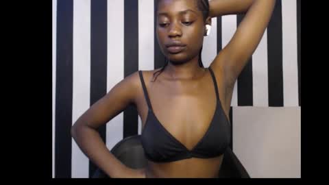 Snapshot of ebony_petitequeen chatting on 10.07.25 Ella online show from 10.07.25