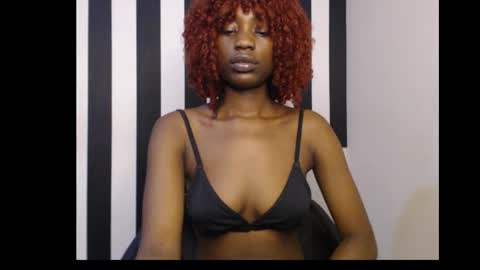 Snapshot of ebony_petitequeen chatting on 10.11.25 Ella online show from 10.11.25