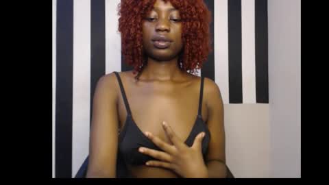 Snapshot of ebony_petitequeen chatting on 10.12.25 Ella online show from 10.12.25