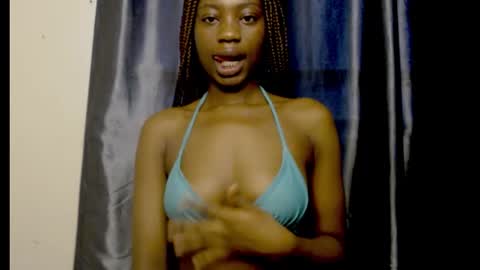 Snapshot of ebony_petitequeen chatting on 10.18.25 Ella online show from 10.18.25