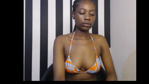 Snapshot of ebony_petitequeen chatting on 10.20.25 Ella online show from 10.20.25