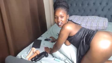 Snapshot of ebony_sappire chatting on 09.29.25 Sappire Gold online show from 09.29.25