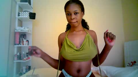 Snapshot of ebonytanqueen chatting on 06.16.26 ebonytanqueen online show from 06.16.26