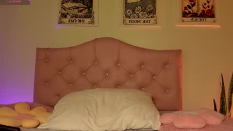 Snapshot of effy_cb chatting on 10.25.25 effy online show from 10.25.25