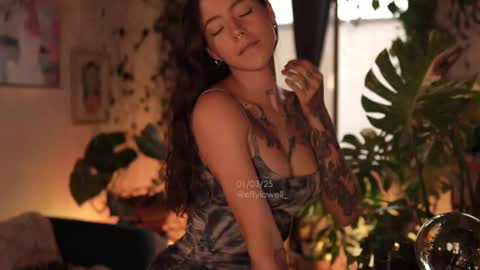 Snapshot of effylowell_ chatting on 03.01.25 Effy online show from 03.01.25