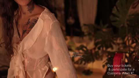 Snapshot of effylowell_ chatting on 09.30.25 Effy online show from 09.30.25