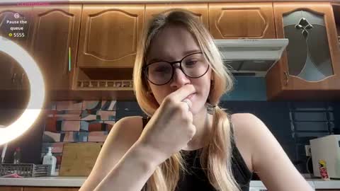 Snapshot of eileencrowday chatting on 04.14.26 eileencrowday online show from 04.14.26