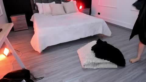 Eiryn Raven online show from 04.15.26