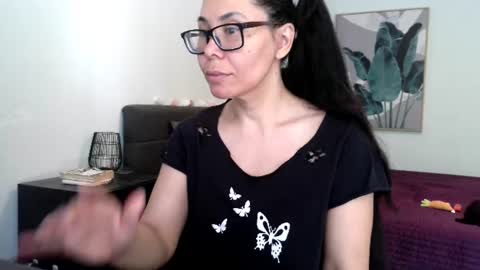 Snapshot of elaramuse_ chatting on 07.25.26 elaramuse_ online show from 07.25.26
