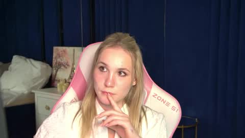 Snapshot of elaravoltage chatting on 04.28.26 elaravoltage online show from 04.28.26