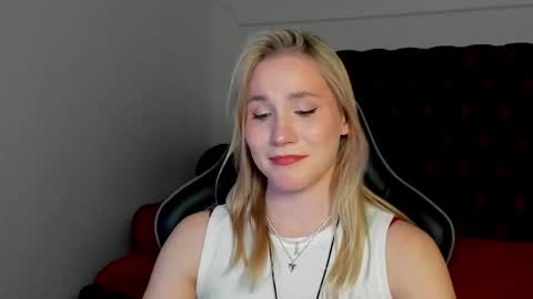 Snapshot of elaravoltage chatting on 04.29.26 elaravoltage online show from 04.29.26